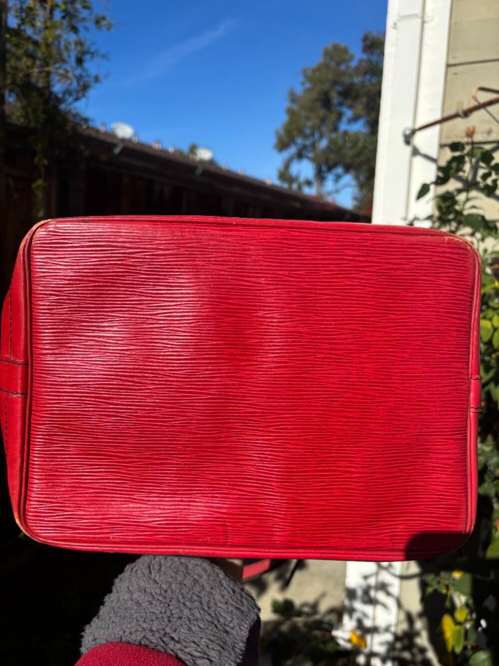 Authentic Louis Vuitton Red Neo Shoulder EPI RED - Picture 3 of 16